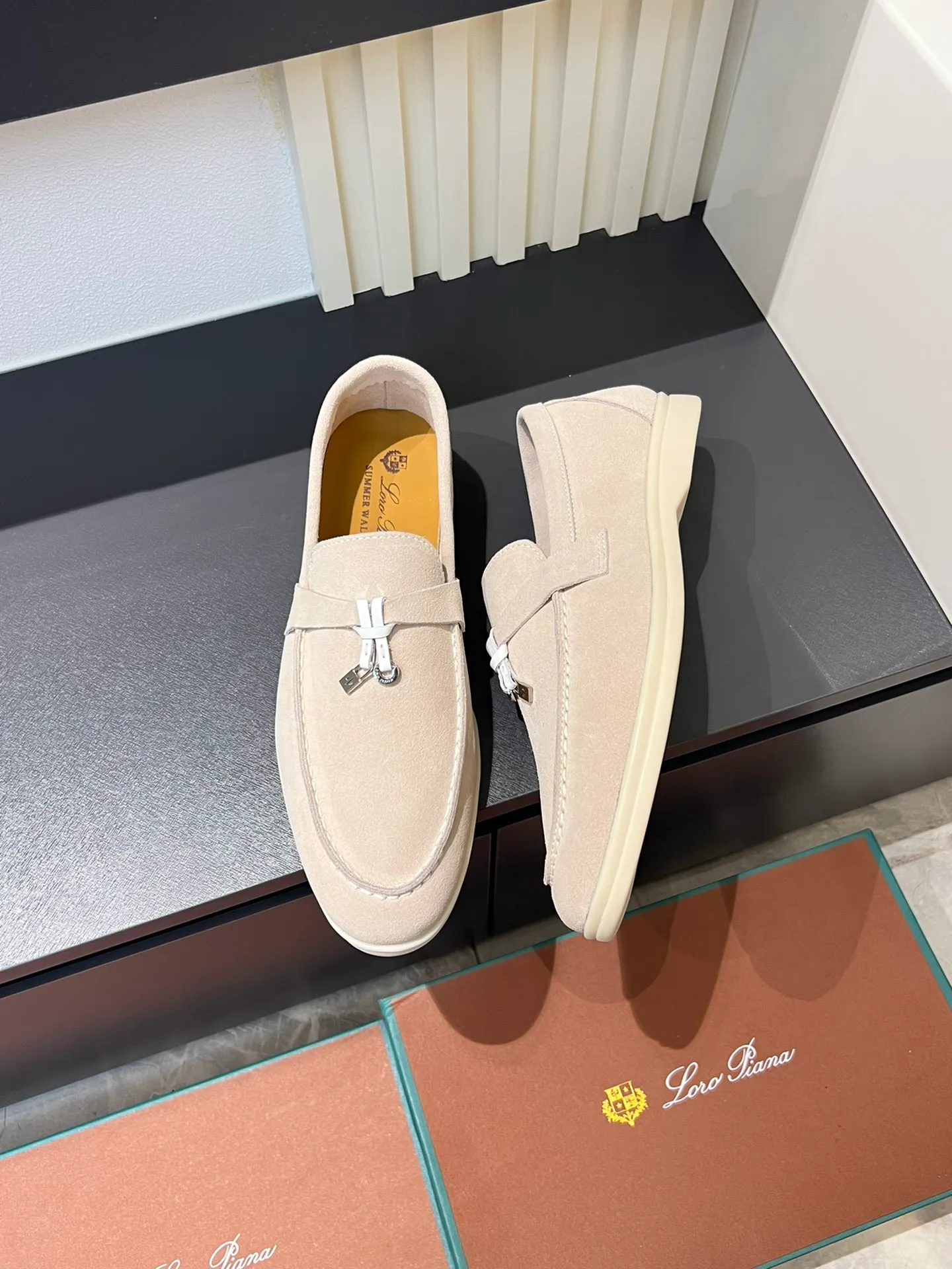 Men's shoes 💰p360 "Loro men's shoes 💰pian'*" Classic L men's shoes for couples 💰p Top version British flat loafers, a must-have item in old money style, the minimalist design is eye-catching and durable, a plus point for dressing The soft foot feel and texture are outstanding. They don’t scratch your feet and are very nice. They are matched with soft and waxy soles. They can be worn daily for a long time without getting tired. They are easy to wear, versatile and classic items, with perfect foot feel and texture! Imported cashmere fabric, the lining is made of imported A-grade water-dyed cow lining, the top version of the genuine leather midsole is sewn with pure handmade mark thread! Size: Female 35-40 (34. Customized) Male 38-44 (45.46. Customized)